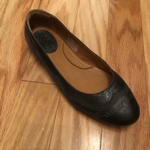 Black Ariat Flat